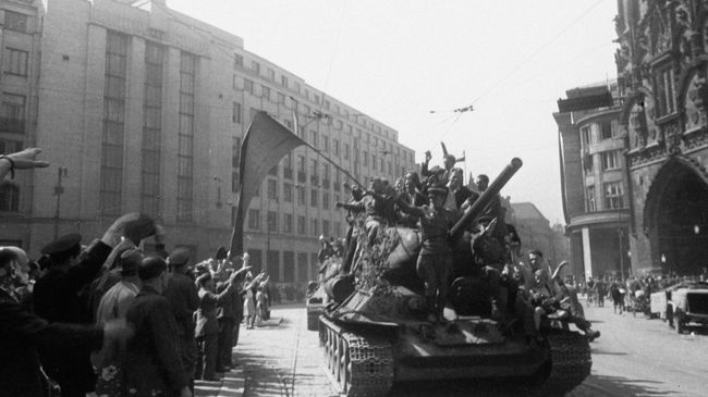 Жители Праги приветствуют советских воинов-освободителей Жители Праги приветствуют советских воинов-освободителей