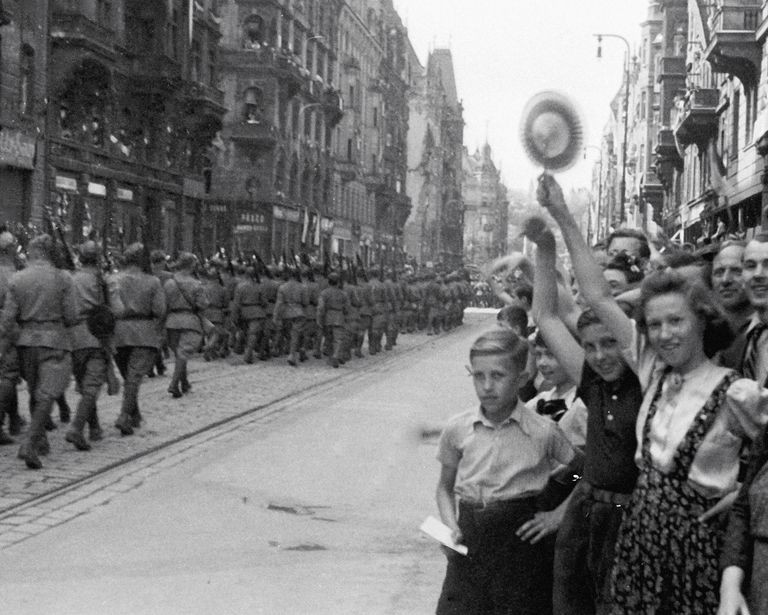 Население Праги приветствует советские и чехословацкие войска на параде Население Праги приветствует советские и чехословацкие войска на параде