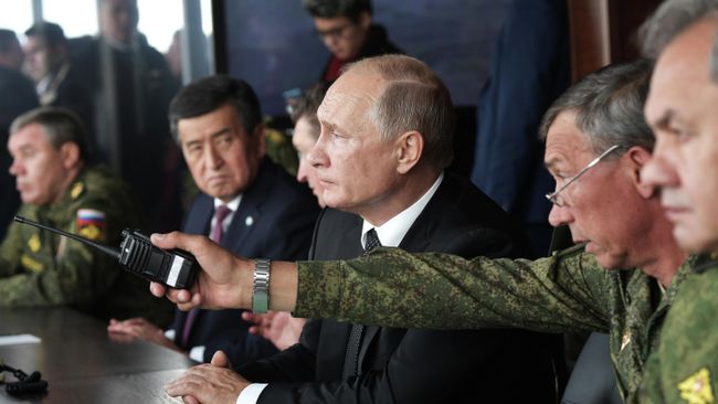 Президент РФ Владимир Путин наблюдает за проведением основного этапа стратегического командно-штабного учения Центр-2019 на полигоне Донгуз Президент РФ Владимир Путин наблюдает за проведением основного этапа стратегического командно-штабного учения Центр-2019 на полигоне Донгуз