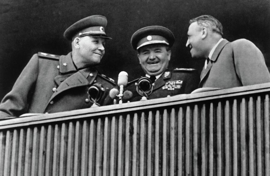 Маршал Советского Союза Иван Конев, президент Чехословакии Клемент Готвальд и заместитель министра иностранных дел СССР Валерий Зорин на военном параде в Праге
