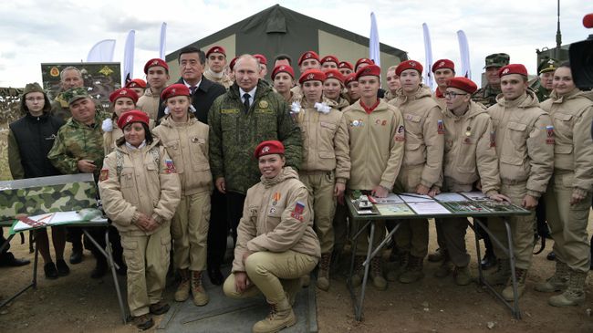 Президент РФ Владимир Путин и президент Киргизии Сооронбай Жээнбеков фотографируются с участниками Всероссийского детско-юношеского военно-патриотического общественного движения Юнармия на полигоне Донгуз Президент РФ Владимир Путин и президент Киргизии Сооронбай Жээнбеков фотографируются с участниками Всероссийского детско-юношеского военно-патриотического общественного движения Юнармия на полигоне Донгуз