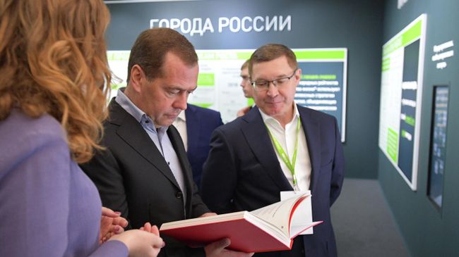 Премьер-министр РФ Дмитрий Медведев во время посещения выставки Города - пространство для развития в Великом Новгороде. 20 сентября 2019