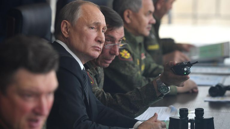Президент РФ Владимир Путин наблюдает за проведением основного этапа стратегического командно-штабного учения Центр-2019 на полигоне Донгуз Президент РФ Владимир Путин наблюдает за проведением основного этапа стратегического командно-штабного учения Центр-2019 на полигоне Донгуз