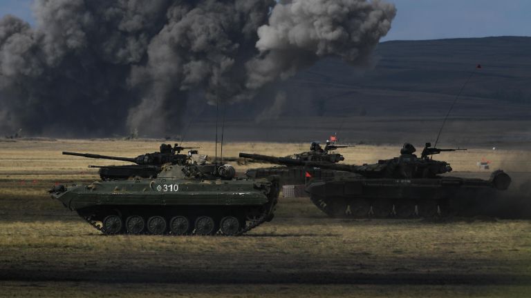 БМП-2 и танк Т-72Б3 во время основного этапа стратегического командно-штабного учения Центр-2019 на полигоне Донгуз БМП-2 и танк Т-72Б3 во время основного этапа стратегического командно-штабного учения Центр-2019 на полигоне Донгуз