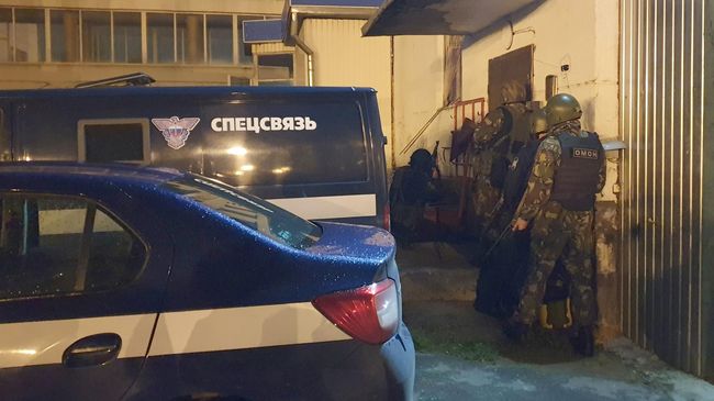 Сотрудники правоохранительных органов возле отдела специальной связи в городе Брянске, на который было совершено вооруженное нападение Сотрудники правоохранительных органов возле отдела специальной связи в городе Брянске, на который было совершено вооруженное нападение