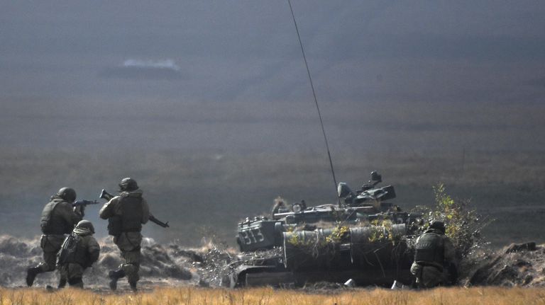 Танк Т-72Б3 во время основного этапа стратегического командно-штабного учения Центр-2019 на полигоне Донгуз Танк Т-72Б3 во время основного этапа стратегического командно-штабного учения Центр-2019 на полигоне Донгуз