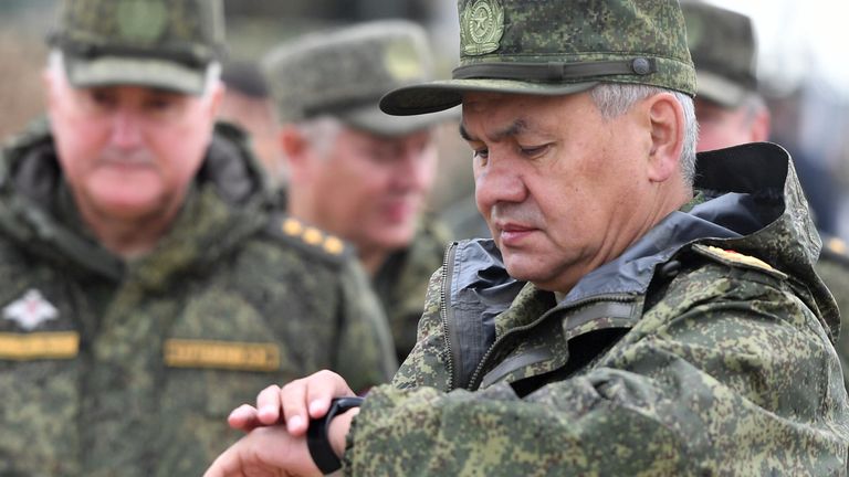 Министр обороны РФ Сергей Шойгу на полигоне Донгуз, где проходит основной этап стратегического командно-штабного учения Центр-2019 Министр обороны РФ Сергей Шойгу на полигоне Донгуз, где проходит основной этап стратегического командно-штабного учения Центр-2019
