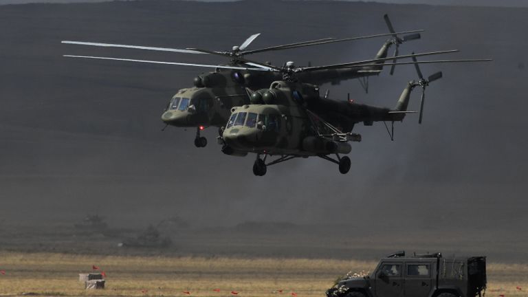Вертолеты Ми-8 во время основного этапа стратегического командно-штабного учения Центр-2019 на полигоне Донгуз Вертолеты Ми-8 во время основного этапа стратегического командно-штабного учения Центр-2019 на полигоне Донгуз