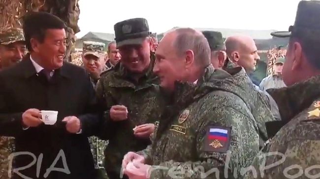 Президент РФ Владимир Путин и президент Киргизии Сооронбай Жээнбеков на полигоне Донгуз, где проходит основной этап стратегического командно-штабного учения Центр-2019 Президент РФ Владимир Путин и президент Киргизии Сооронбай Жээнбеков на полигоне Донгуз, где проходит основной этап стратегического командно-штабного учения Центр-2019