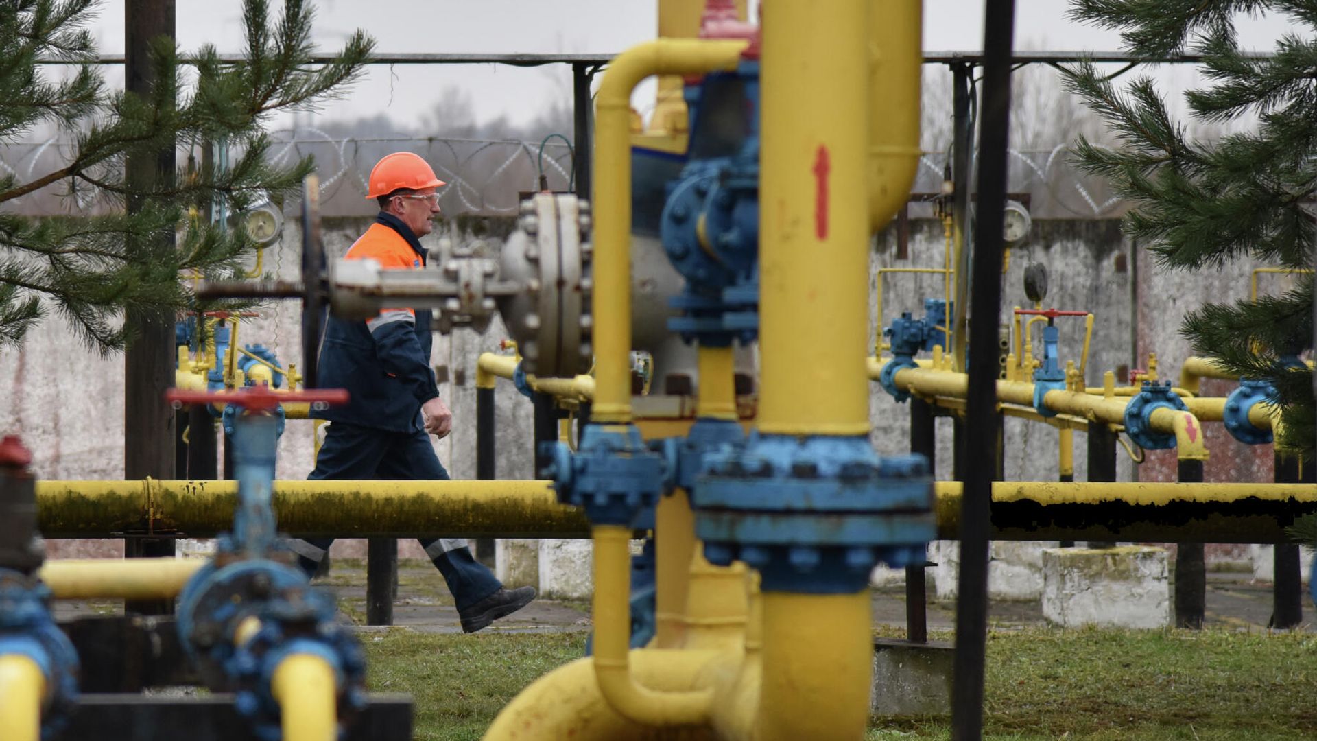 Рабочий на газовой станции на Украине Рабочий на газовой станции на Украине - РИА Новости, 1920, 13.10.2021