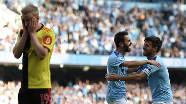 Manchester City's Portuguese midfielder Bernardo Silva (C) celebrates with Manchester City's Spanish midfielder David Silva (R) after he scores the team's seventh goal during the English Premier League football match between Manchester City and Watford at the Etihad Stadium in Manchester, north west England, on September 21, 2019. (Photo by Oli SCARFF / AFP) / RESTRICTED TO EDITORIAL USE. No use with unauthorized audio, video, data, fixture lists, club/league logos or 'live' services. Online in-match use limited to 120 images. An additional 40 images may be used in extra time. No video emulation. Social media in-match use limited to 120 images. An additional 40 images may be used in extra time. No use in betting publications, games or single club/league/player publications. / Manchester City's Portuguese midfielder Bernardo Silva (C) celebrates with Manchester City's Spanish midfielder David Silva (R) after he scores the team's seventh goal during the English Premier League football match between Manchester City and Watford at the Etihad Stadium in Manchester, north west England, on September 21, 2019. (Photo by Oli SCARFF / AFP) / RESTRICTED TO EDITORIAL USE. No use with unauthorized audio, video, data, fixture lists, club/league logos or 'live' services. Online in-match use limited to 120 images. An additional 40 images may be used in extra time. No video emulation. Social media in-match use limited to 120 images. An additional 40 images may be used in extra time. No use in betting publications, games or single club/league/player publications. /