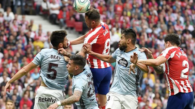 Celta Vigo's Turkish midfielder Okay Yokuslu (L) vies with Atletico Madrid's Spanish midfielder Saul Niguez (C) during the Spanish league football match between Club Atletico de Madrid and RC Celta de Vigo at the Wanda Metropolitano stadium in Madrid on September 21, 2019. (Photo by PIERRE-PHILIPPE MARCOU / AFP) Celta Vigo's Turkish midfielder Okay Yokuslu (L) vies with Atletico Madrid's Spanish midfielder Saul Niguez (C) during the Spanish league football match between Club Atletico de Madrid and RC Celta de Vigo at the Wanda Metropolitano stadium in Madrid on September 21, 2019. (Photo by PIERRE-PHILIPPE MARCOU / AFP)