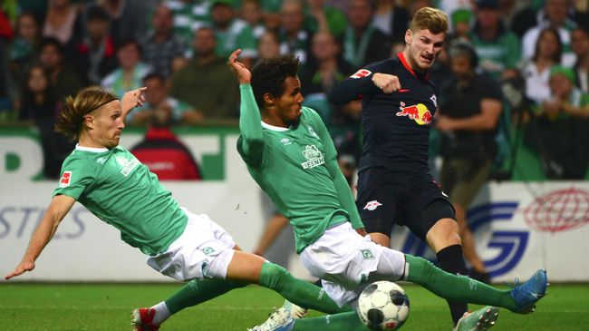 (L-R) Bremen's Swiss defender Michael Lang, Bremen's Czech defender Theodor Gebre Selassie and Leipzig's German forward Timo Werner vie for the ball during the German first division Bundesliga football match between Werder Bremen and RB Leipzig in Bremen, northwestern Germany, on September 21, 2019. (Photo by PATRIK STOLLARZ / AFP) / DFL REGULATIONS PROHIBIT ANY USE OF PHOTOGRAPHS AS IMAGE SEQUENCES AND/OR QUASI-VIDEO (L-R) Bremen's Swiss defender Michael Lang, Bremen's Czech defender Theodor Gebre Selassie and Leipzig's German forward Timo Werner vie for the ball during the German first division Bundesliga football match between Werder Bremen and RB Leipzig in Bremen, northwestern Germany, on September 21, 2019. (Photo by PATRIK STOLLARZ / AFP) / DFL REGULATIONS PROHIBIT ANY USE OF PHOTOGRAPHS AS IMAGE SEQUENCES AND/OR QUASI-VIDEO