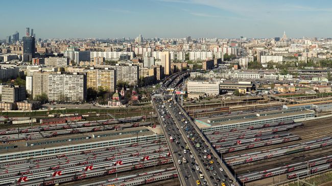 Автомобильное движение на участке Рижской эстакады Третьего транспортного кольца в Москве
