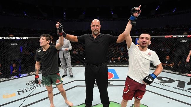 Бойцы UFC Аскар Аскаров (справа) и Брэндон Морено (слева) Бойцы UFC Аскар Аскаров (справа) и Брэндон Морено (слева)