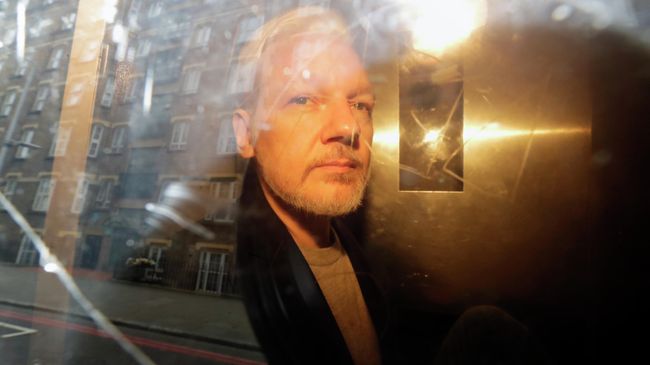 Основатель WikiLeaks Джулиан Ассанж у здания суда в Лондоне, Великобритания Основатель WikiLeaks Джулиан Ассанж у здания суда в Лондоне, Великобритания