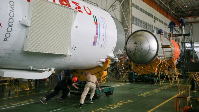 Фото ракеты Союз-ФГ, на борту которого находится космический корабль Союз МС-15, на котором первый космонавт ОАЭ Хаззаа аль-Мансури вылетит на Международную космическую станцию Фото ракеты Союз-ФГ, на борту которого находится космический корабль Союз МС-15, на котором первый космонавт ОАЭ Хаззаа аль-Мансури вылетит на Международную космическую станцию