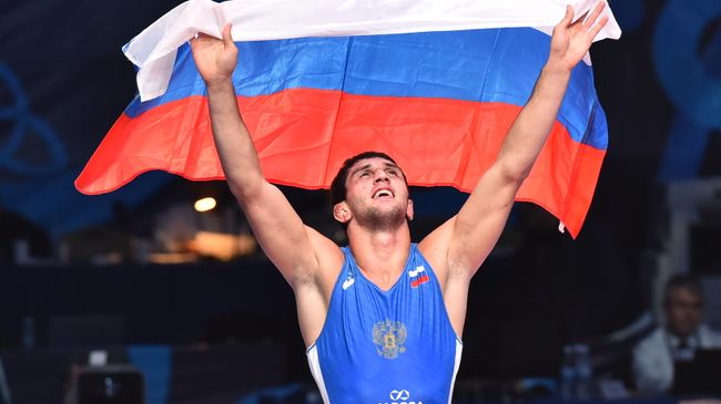 Заурбек Сидаков (Россия) радуется победе в финальном поединке соревнований по вольной борьбе среди мужчин в весовой категории до 74 кг против Франка Чамисо Маркеса (Италия) на чемпионате мира в Казахстане.