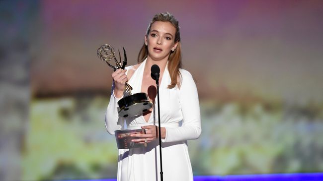 Джоди Комер завоевала награду телеакадемии США Emmy за лучшую женскую роль в драматическом сериале Убивая Еву Джоди Комер завоевала награду телеакадемии США Emmy за лучшую женскую роль в драматическом сериале Убивая Еву