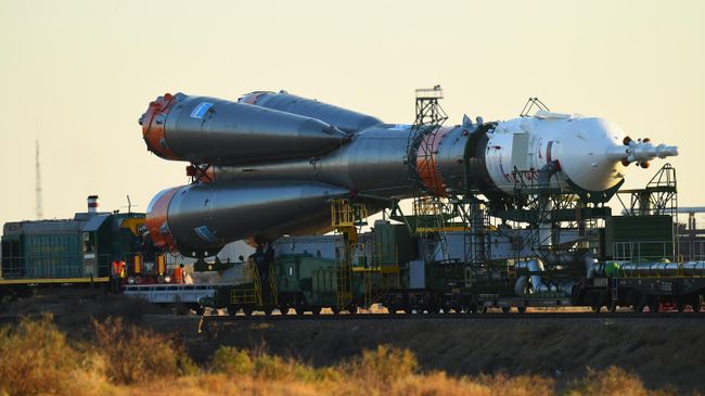 Транспортировка ракеты-носителя Союз-ФГ с пилотируемым кораблем Союз МС-15 на стартовую площадку космодрома Байконур Транспортировка ракеты-носителя Союз-ФГ с пилотируемым кораблем Союз МС-15 на стартовую площадку космодрома Байконур