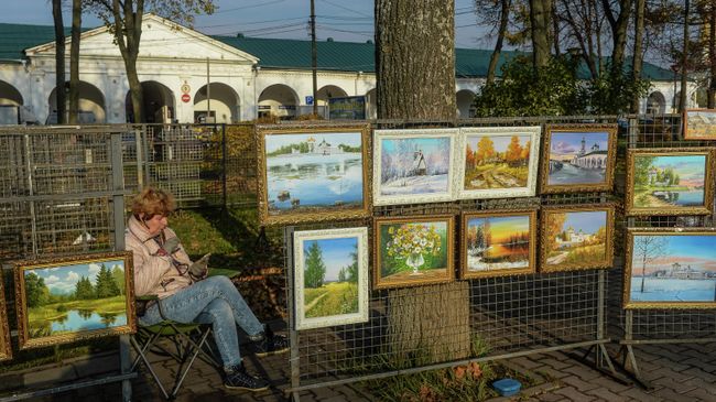 Продажа картин на площади Сусанина в Костроме Продажа картин на площади Сусанина в Костроме