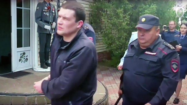 Александр Агеев во время следственного эксперимента Александр Агеев во время следственного эксперимента