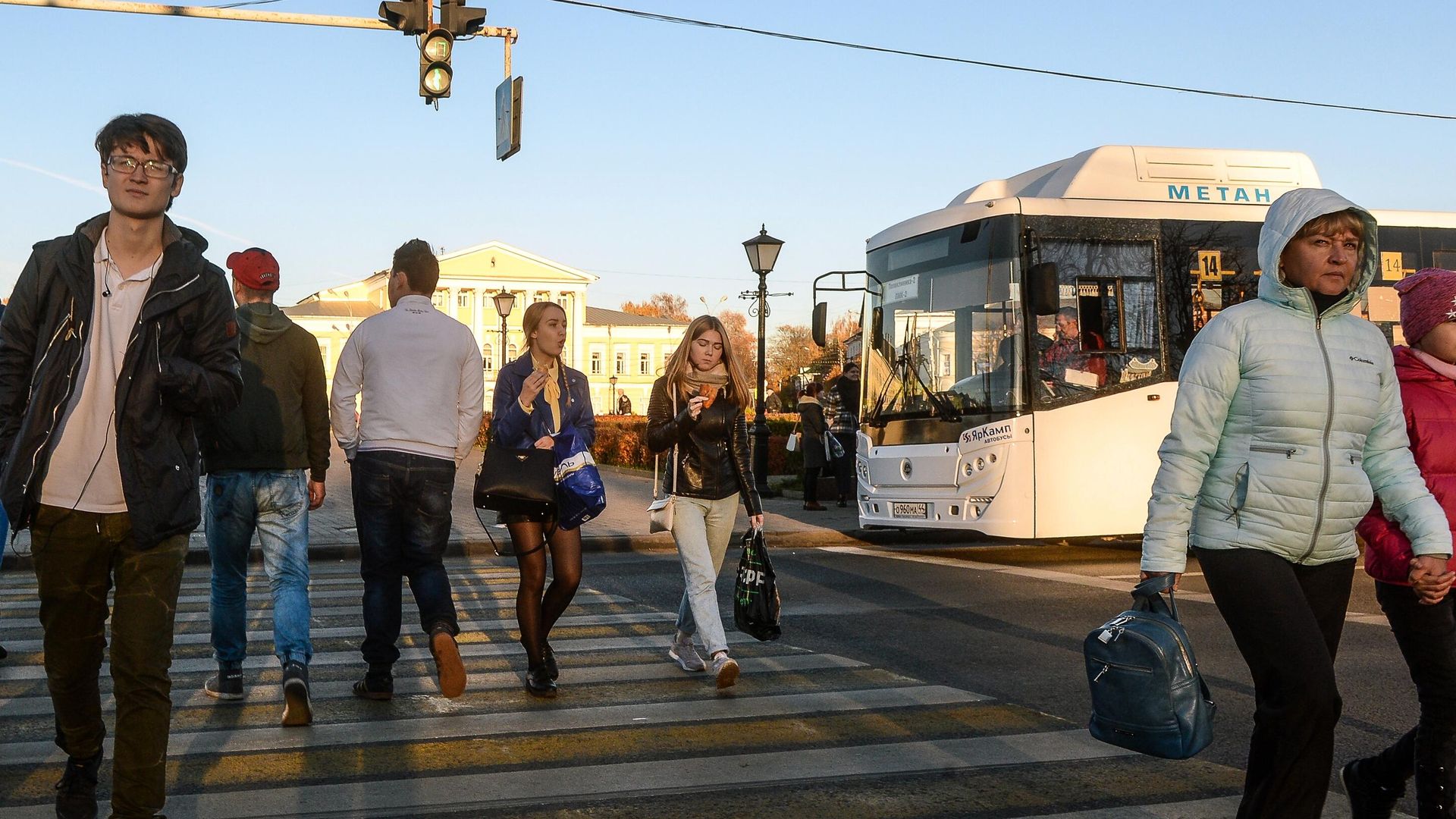 Прохожие переходят дорогу в Костроме Прохожие переходят дорогу в Костроме - РИА Новости, 1920, 02.05.2024