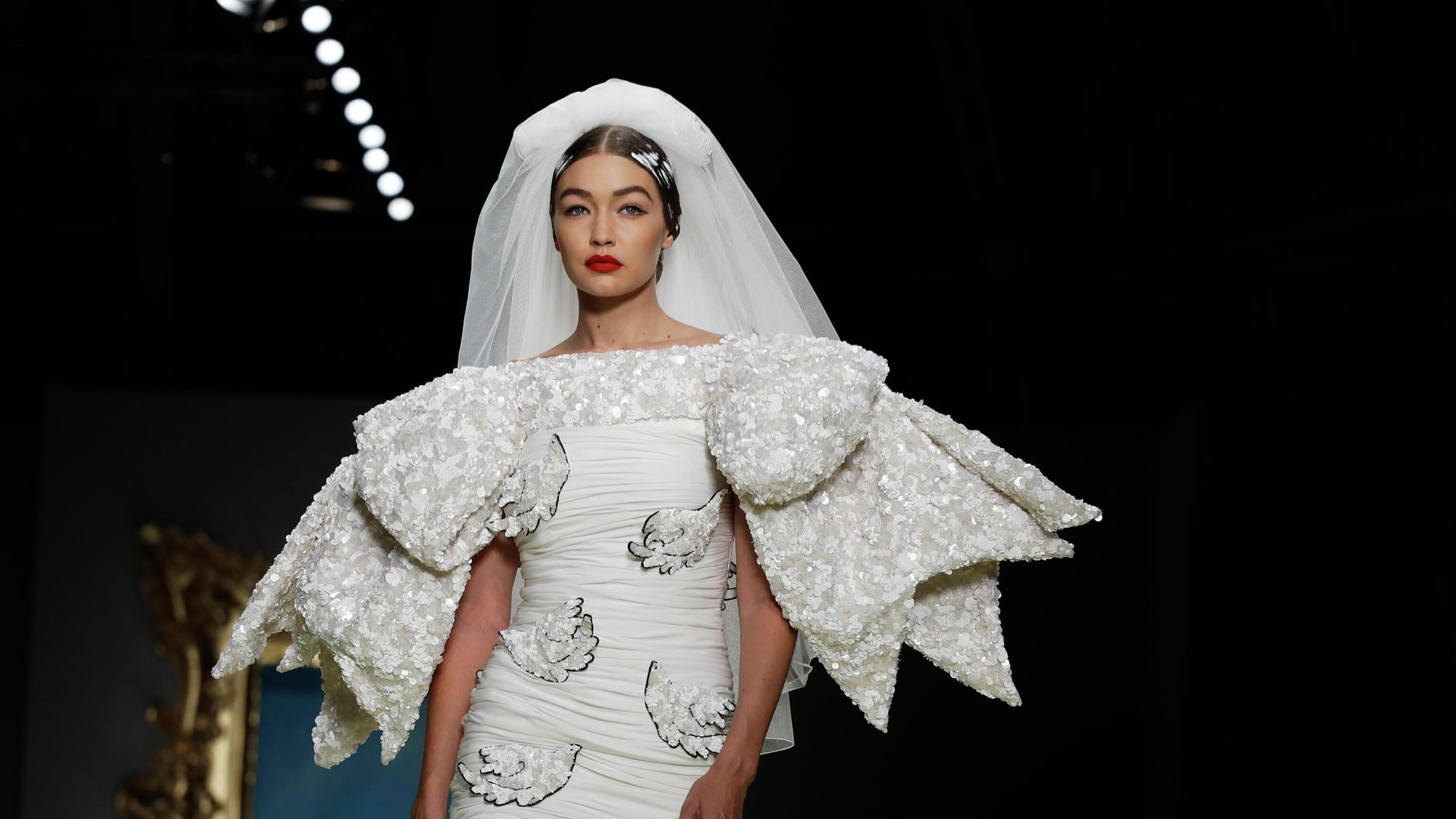 Модель Джиджи Хадид во время показа коллекции Moschino на Неделе моды в Милане - РИА Новости, 1920, 05.12.2020