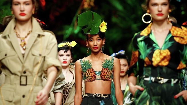 Модели во время показа коллекции Dolce & Gabbana на Неделе моды в Милане