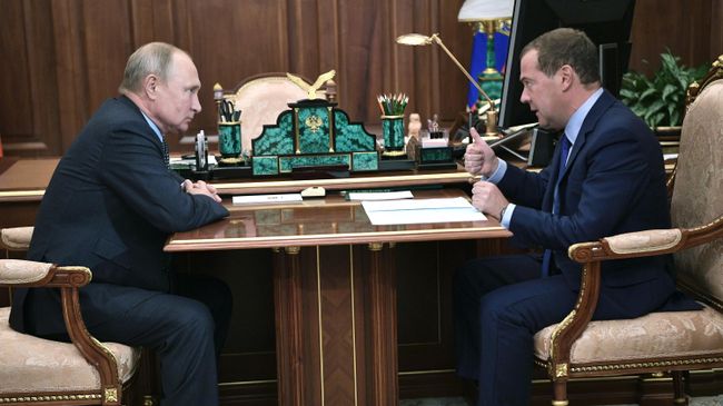 Президент РФ Владимир Путин и председатель правительства РФ Дмитрий Медведев во время встречи Президент РФ Владимир Путин и председатель правительства РФ Дмитрий Медведев во время встречи