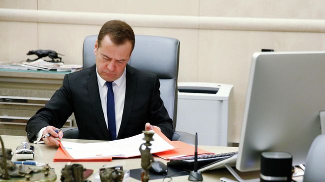 Председатель правительства РФ Дмитрий Медведев в своем рабочем кабинете Председатель правительства РФ Дмитрий Медведев в своем рабочем кабинете