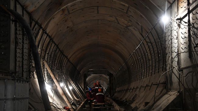 Рабочие на строительной площадке станции метро Лефортово Большой кольцевой линии в Москве Рабочие на строительной площадке станции метро Лефортово Большой кольцевой линии в Москве