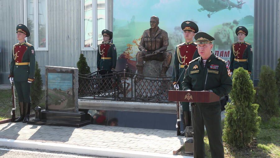 Памятник защитникам России открыли в Чечне к 20-летию создания военной группировки в СКФО Памятник защитникам России открыли в Чечне к 20-летию создания военной группировки в СКФО - РИА Новости, 1920, 23.09.2019
