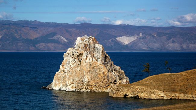 Мыс Бурхан, скала Шаманка на острове Ольхон в Иркутской области Мыс Бурхан, скала Шаманка на острове Ольхон в Иркутской области
