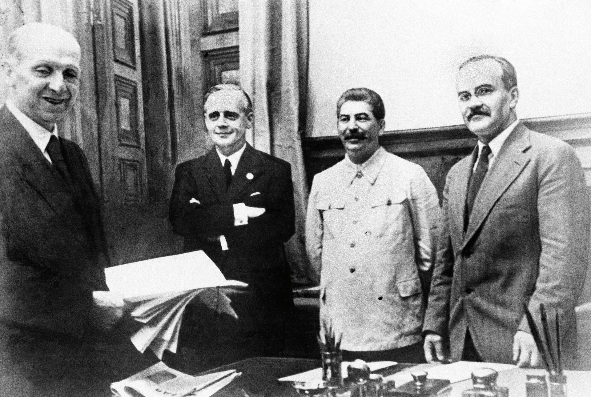 Фридрих Гаусс, Иоахим фон Риббентроп, Иосиф Сталин и Вячеслав Молотов после подписания договора о ненападении между Германией и Советским Союзом - РИА Новости, 1920, 25.04.2025
