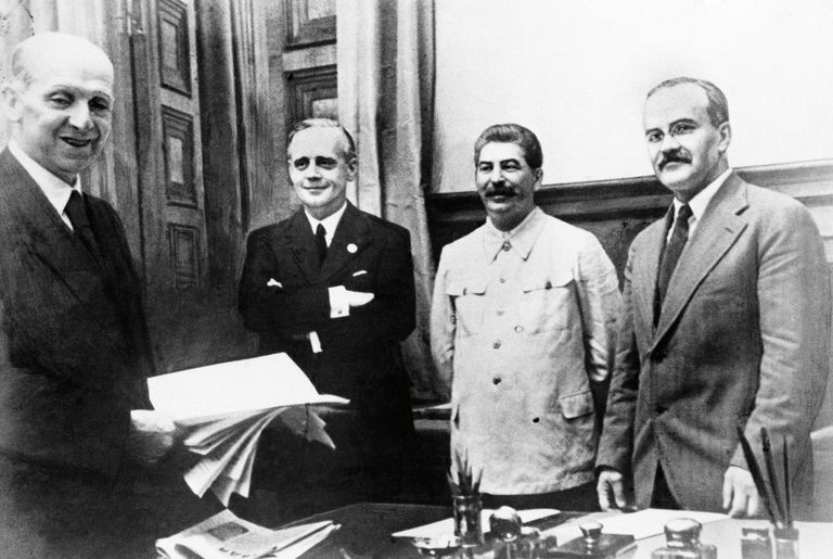 Фридрих Гаусс, Иоахим фон Риббентроп, Иосиф Сталин и Вячеслав Молотов после подписания договора о ненападении между Германией и Советским Союзом Фридрих Гаусс, Иоахим фон Риббентроп, Иосиф Сталин и Вячеслав Молотов после подписания договора о ненападении между Германией и Советским Союзом