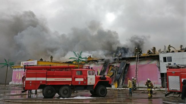 Тушение пожара в двухэтажном магазине в Нижневартовске Тушение пожара в двухэтажном магазине в Нижневартовске