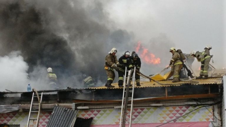 Тушение пожара в двухэтажном магазине в Нижневартовске Тушение пожара в двухэтажном магазине в Нижневартовске