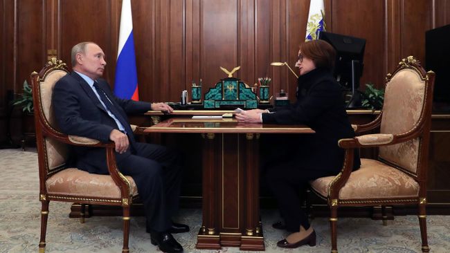 Президент РФ Владимир Путин и председатель Центрального банка РФ Эльвира Набиуллина во время встречи