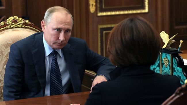Президент РФ Владимир Путин и председатель Центрального банка РФ Эльвира Набиуллина во время встречи