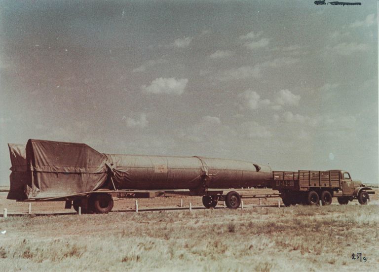 Автопоезд с баллистической ракетой дальнего действия Р-2 Автопоезд с баллистической ракетой дальнего действия Р-2