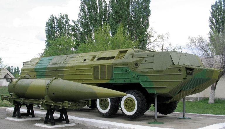 Баллистическая ракета 9М714 и самоходная пусковая установка 9П71 оперативно-тактического ракетного комплекса 9К714 Ока в музее полигона Капустин Яр, г. Знаменск Баллистическая ракета 9М714 и самоходная пусковая установка 9П71 оперативно-тактического ракетного комплекса 9К714 Ока в музее полигона Капустин Яр, г. Знаменск