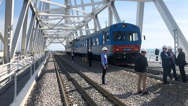 Тепловоз проехал в тестовом режиме по железнодорожной части Крымского моста Тепловоз проехал в тестовом режиме по железнодорожной части Крымского моста
