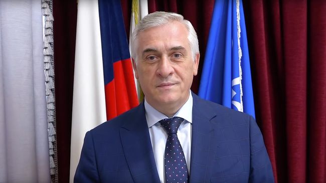 Скрин видеообращения ректора УрГЭУ Якова Силина