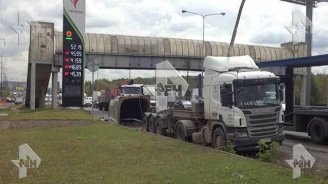 Грузовик врезался в пешеходный мост на трассе М5 Урал в Московской области Грузовик врезался в пешеходный мост на трассе М5 Урал в Московской области