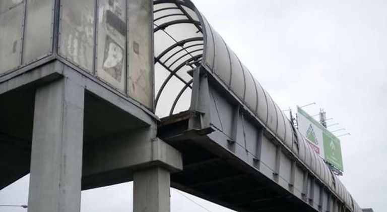 Грузовик врезался в пешеходный мост на трассе М5 Урал в Московской области Грузовик врезался в пешеходный мост на трассе М5 Урал в Московской области