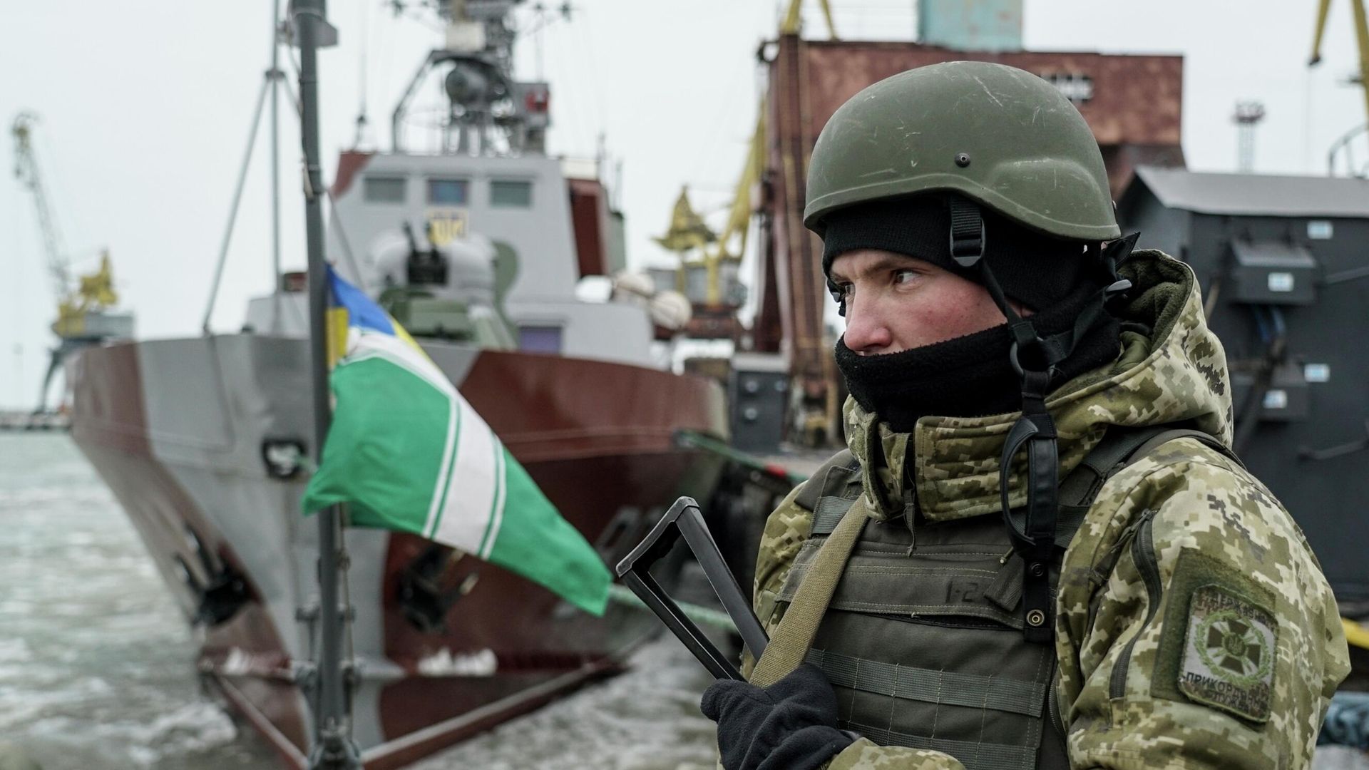 Украинский военнослужащий на борту корабля береговой охраны в порту Мариуполя Украинский военнослужащий на борту корабля береговой охраны в порту Мариуполя - РИА Новости, 1920, 09.09.2021