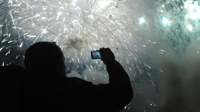 Посетитель на закрытии фестиваля Круг света 2019 в Москве