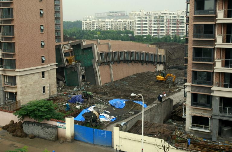Упавшая новостройка в Китае