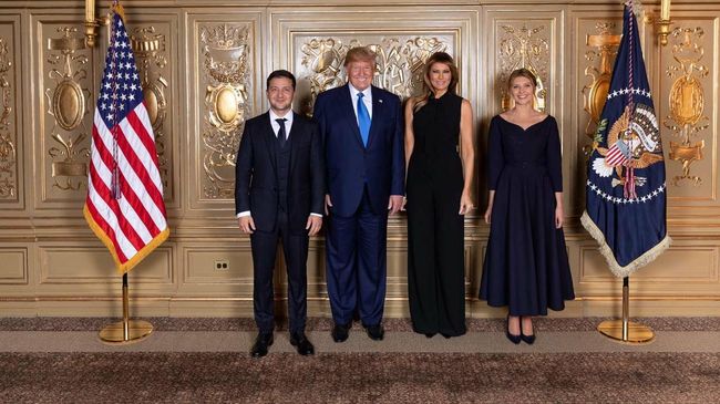 Президент США Дональд Трамп и президент Украины Владимир Зеленский с супругами Президент США Дональд Трамп и президент Украины Владимир Зеленский с супругами